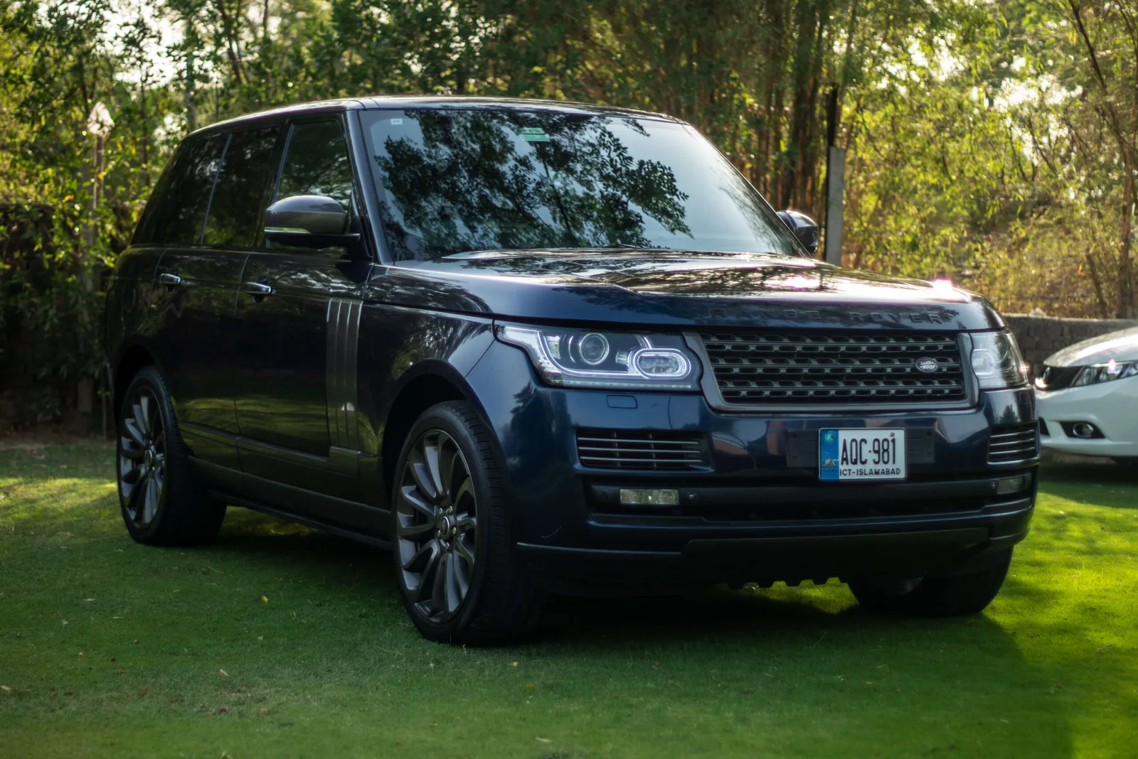 Range Rover Vogue Autobiography available for rent with driver in Lahore
